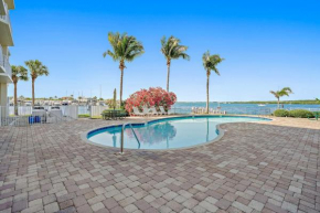 Oceanfront Luxury Condo! Mins to beach! Rum Bar Next Door!